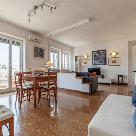 Roomy And Bright Apartment With Terrace Рим Экстерьер фото