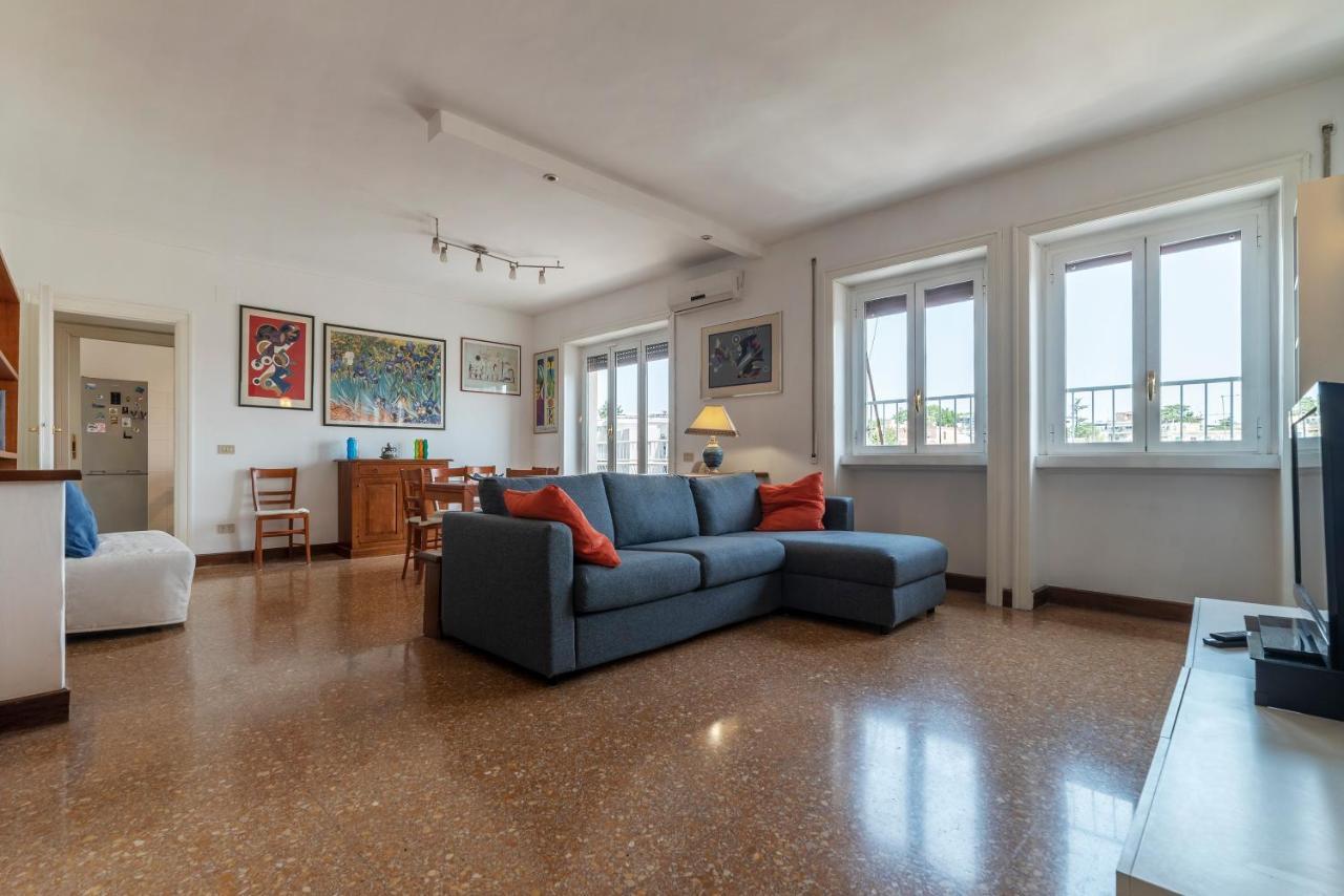 Roomy And Bright Apartment With Terrace Рим Экстерьер фото